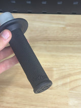 Grip prawy Sur-Ron zwulkanizowany z rurką manetki gazu
